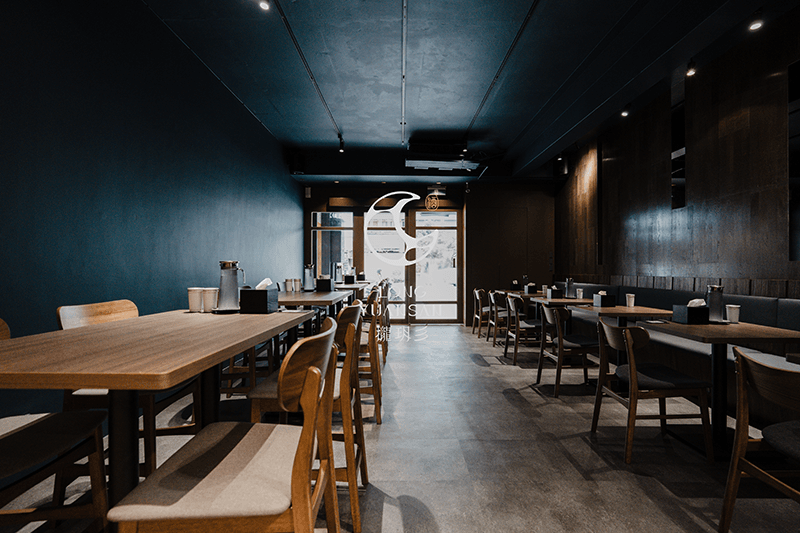 場地租借_可租借時間：週日、週一 (每次租借至少３小時) 租金：$5,000/hr (全場可使用) 可容納： 全場(包廂+前區) 60人 後區包廂可容納 24人 前區可容納 35人